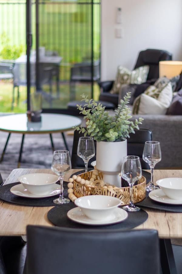 Peaceful Park View Townhouse 2 Bed W/Carpark Daire Christchurch Dış mekan fotoğraf